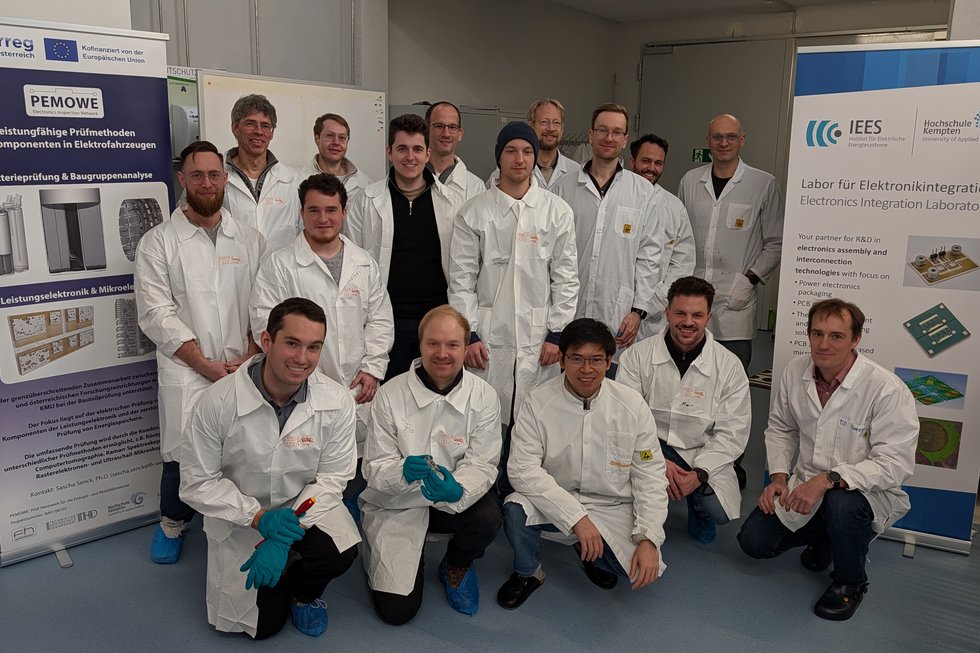 12 Teilnehmende und Kursleiter Prof. Dr. Till Huesgen in weißen Laborkitteln