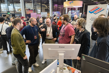 Prof. Dr. Bichlmeier im Gespräch mit Dr. Fabian Mehring und Studierenden am Stand der Hochschule Kempten auf der GG Bavaria 2026