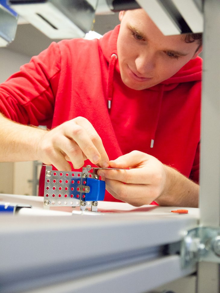 Fotos aus Fallstudien mit Studierenden in der Lernstatt für Produktionsmanagement und Qualitätsmanagement der Hochschule Kempten.