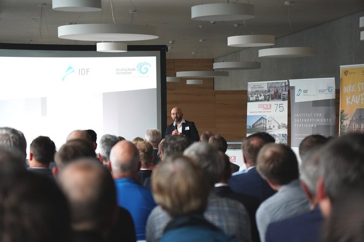 Zu sehen ist Prof. Dr. Frank Schirmeier während eines Vortrages vor Publikum 