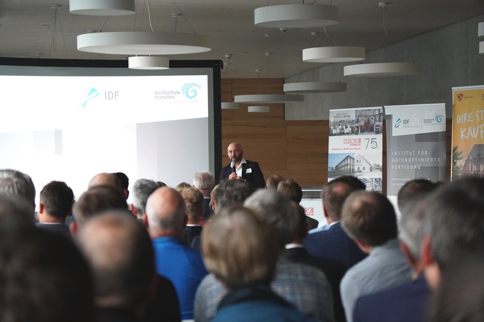 Zu sehen ist Prof. Dr. Frank Schirmeier während eines Vortrages vor Publikum 