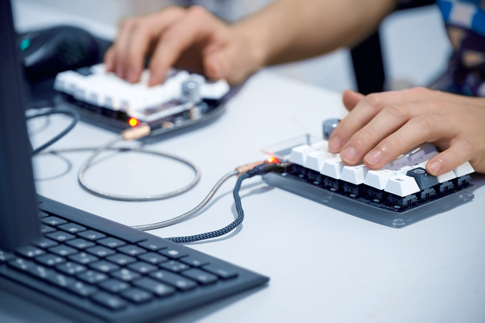 Eine Person arbeitet mit einer geteilten Tastatur
