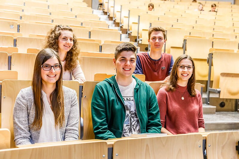 Studierende im Audimax Hörsaal der Hochschule Kempten
