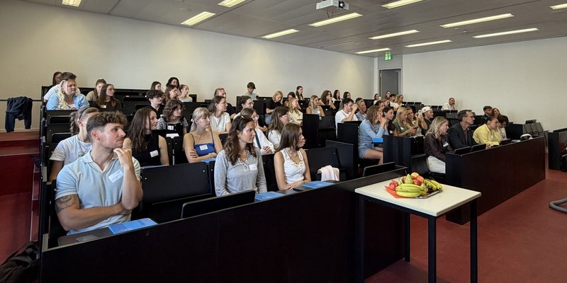 Blick in den gut gefüllten Hörsaal mit interessierten Teilnehmenden des Campustages der Fakultät Soziales und Gesundheit.