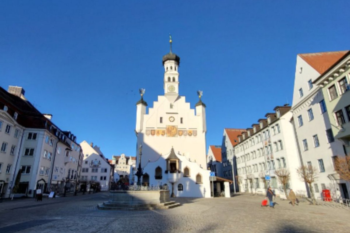 Das Kemptner Rathaus vor dem blauen Himmel