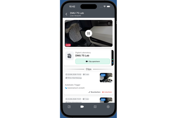 Simulierter Handy-Bildschirm mit der Liver-Bildern einer Werkzeugmaschine aus dem Digital Laboratory in der Software EasyMachineMonitoring.