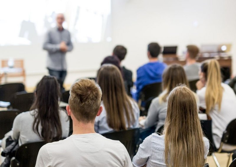 Studieninteressierte beim Schnupperstudium in einer Vorlesung an der Hochschule Kempten