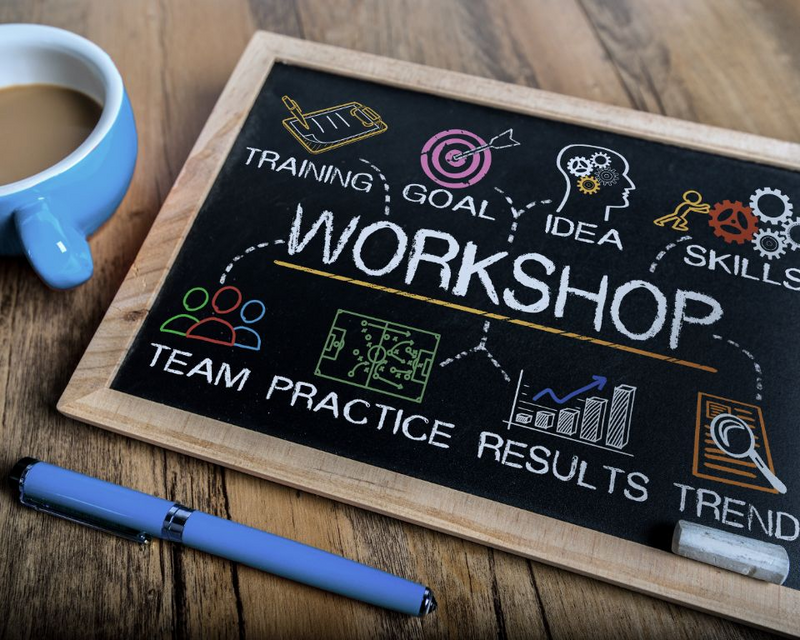 Eine Tafel auf der Workshop steht