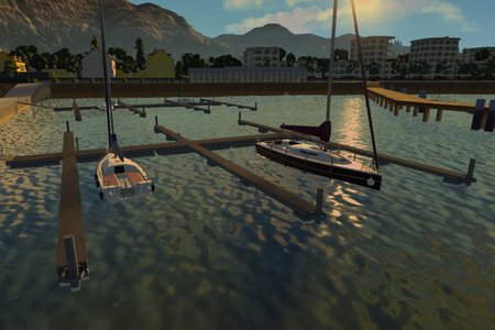 Spielwelt: Bootsanlegestelle in einem Hafen. Hier liegt das Segelboot neben einem anderen Boot. Dahinter sind Häuserzeilen und Berge zu sehen.