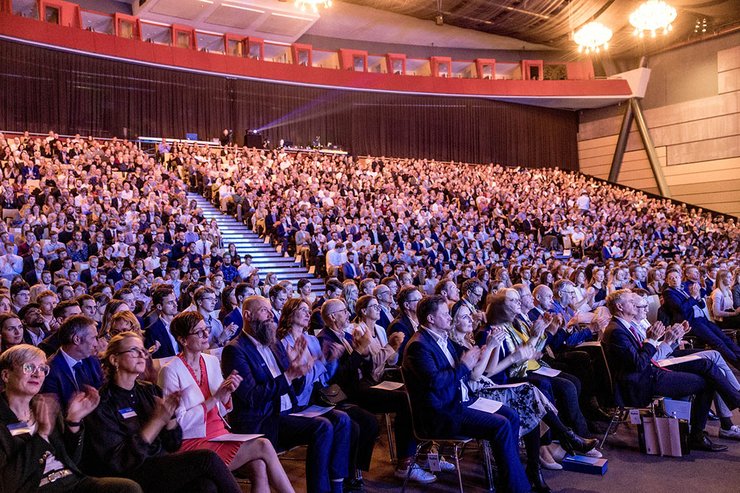 Eine große Audienz in einer Halle