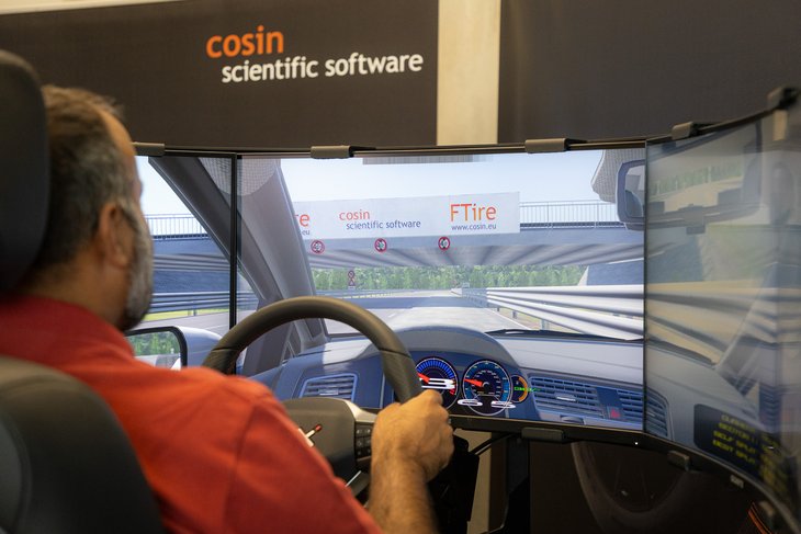 Eine Person in einem Fahrsimulator 