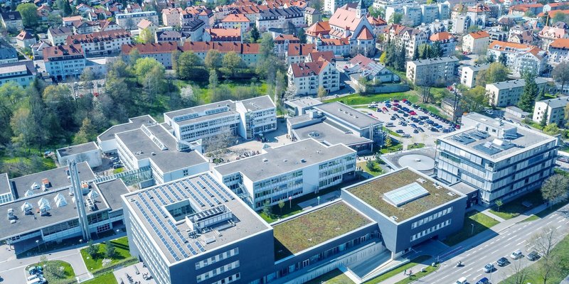 Luftbildaufnahme des Campus der Hochschule Kempten mit Blick auf Gebäude und Umgebung