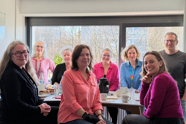 Ein Gruppenfoto mit unserem Besuch, zwei Kolleginnen der HUMAK UNiversity of Applied Science in Helsinki bei uns an der Hochschule Kempten bei Kaffee und Butterbrezen