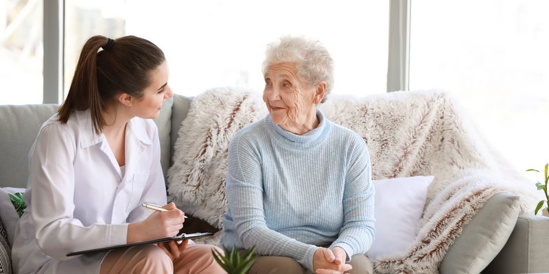 Eine Hausärztin berät eine pflegende Angehörige 