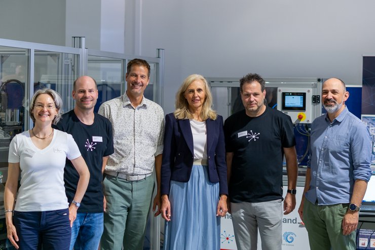 Beim Tag der offenen Tür des IPI – Institut für Produktion und Informatik der Hochschule Kempten stehen Vertreterinnen und Vertreter des Instituts, des Landkreises Oberallgäu und der Stadt Sonthofen gemeinsam für ein Gruppenfoto in einer Forschungshalle. Zu sehen sind Steffi Nickol, Prof. Frieder Heieck, Landrat Christian Wilhelm, Erste Bürgermeisterin Martina Neusinger, Prof. Bernd Lüdemann-Ravit und Dritter Bürgermeister Thomas Jortzig. Im Hintergrund befinden sich Anlagen und Demonstratoren aus der Forschung zu Digitalisierung und Produktion.