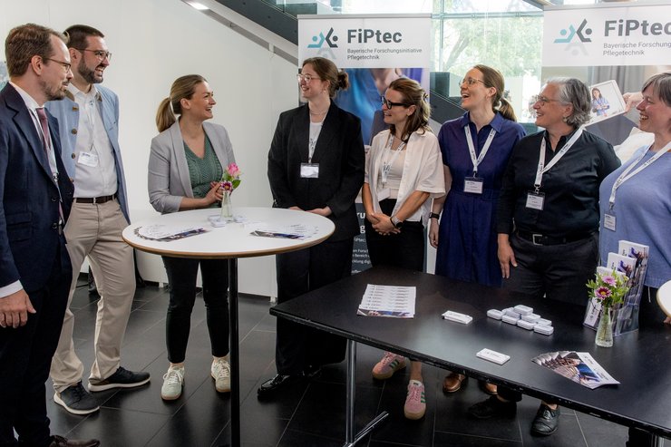 Personen um einen Messestand