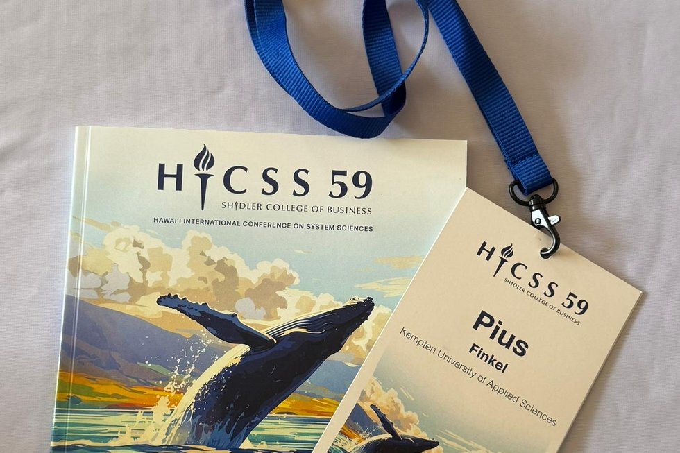 Das Konferenz-Badge von Pius Finkel, auf dem ein Wal zu sehen ist, der aus dem Wasser emporspringt