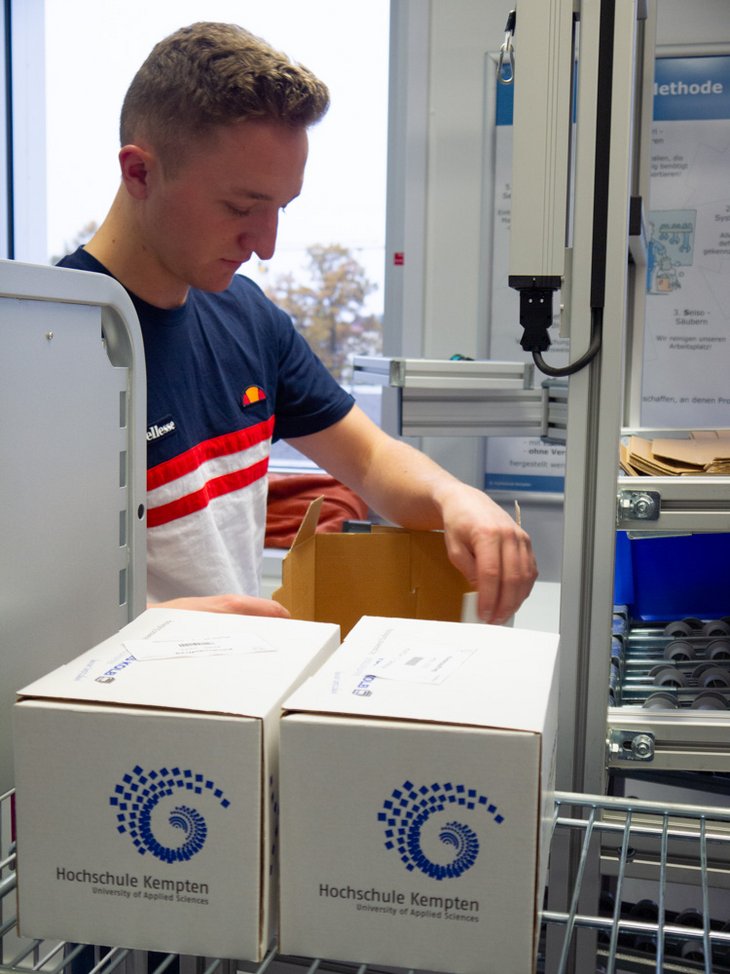 Fotos aus Fallstudien mit Studierenden in der Lernstatt für Produktionsmanagement und Qualitätsmanagement der Hochschule Kempten.