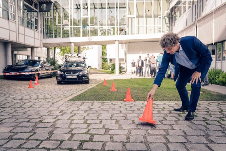 Masterstudiengang Fahrerassistenzsysteme an der Fakultät Elektrotechnik der Hochschule Kempten | Orientierungsdemonstration auf dem Campus | Zukunftstechnologien im Allgäu studieren ➡ Studium Fahrerassistenzsysteme (M. Sc.) | Masterstudium ✓ autonomes Fahren ✓ Mobilität der Zukunft nachhaltig gestalten ✓