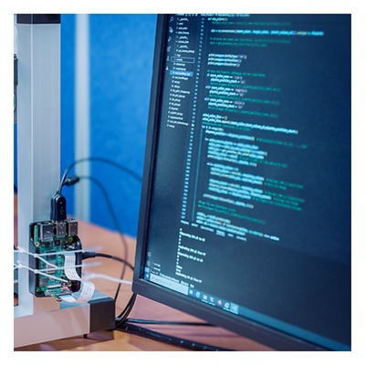 Ein Bildschirm mit Code neben einer Maschine