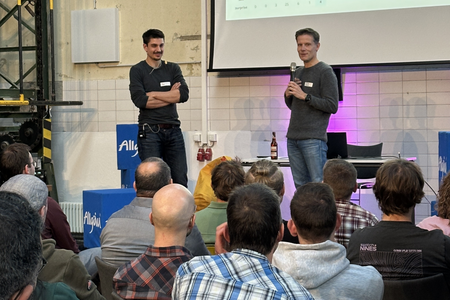 Vorstellung des Speakers Tom Stadelmann auf der Bühne