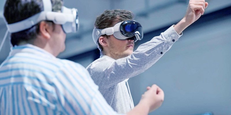 Zwei Studierende nutzen Virtual-Reality-Brillen für ein technisches Projekt