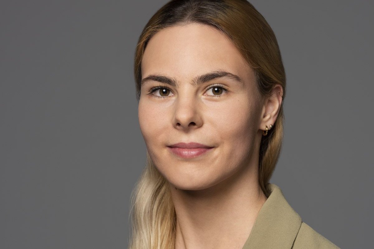 Laura Hörbe Eine Frau mit langen blonden Haaren und khakifarbenen Blazer
