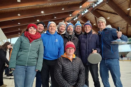 Zu sehen sind die Kemptener Eisstockschießen-Teams "Eiswürfel" und Eiszapfen".