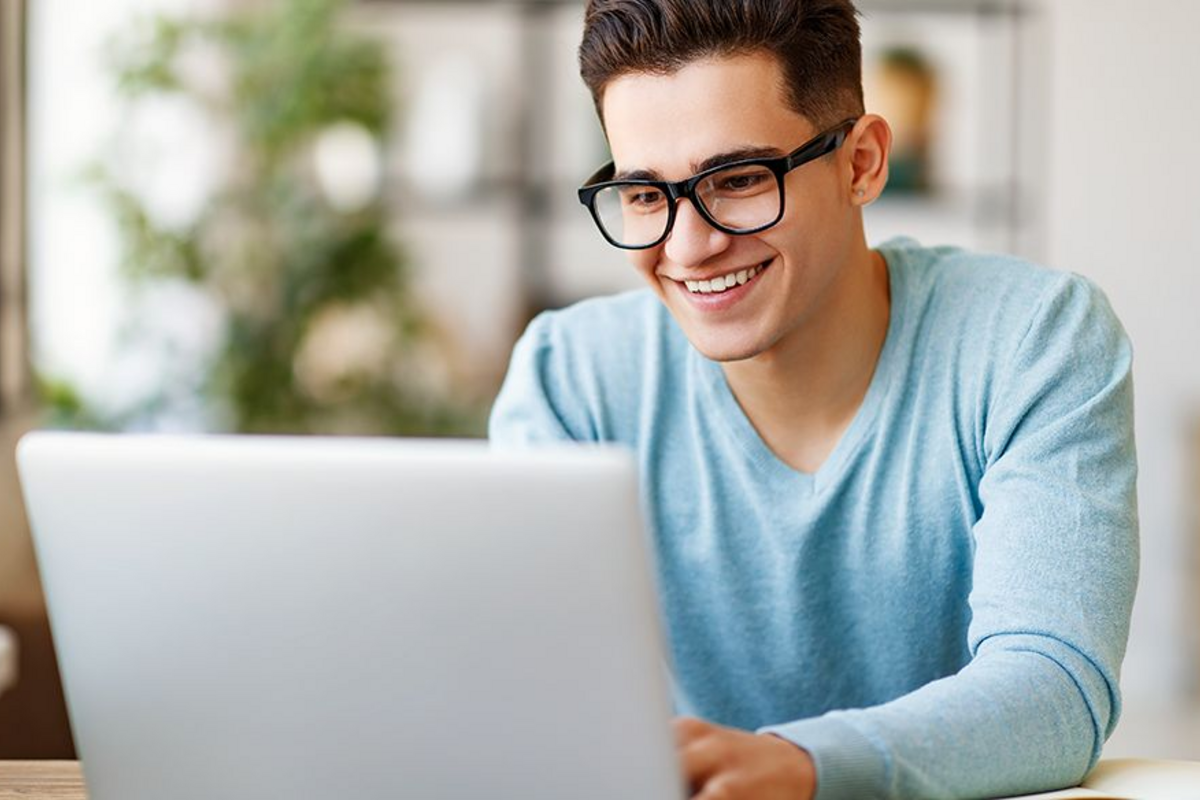 Studieninteressierter arbeitet am Laptop und informiert sich online über Angebote zur Studienorientierung der Hochschule Kempten.