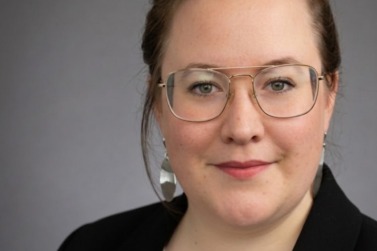 Romina Heiß Eine Frau mit braunen Haaren und einer Brille
