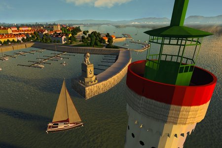 Spielwelt: Vogelperspektive auf den Lindauer Hafen - im Vordergrund die Spitze des Leuchtturms, dahinter fährt das Segelboot mit gehissten Segeln aus dem Hafen an der Löwenstatue vorbei.