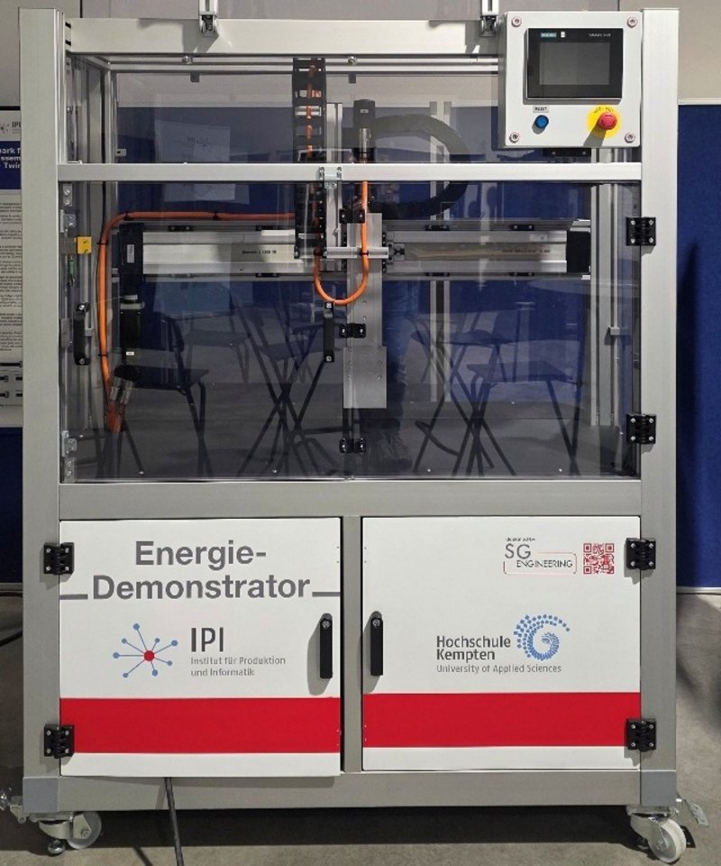 Eine Maschine mit Logos der Hochschule und des IPIs