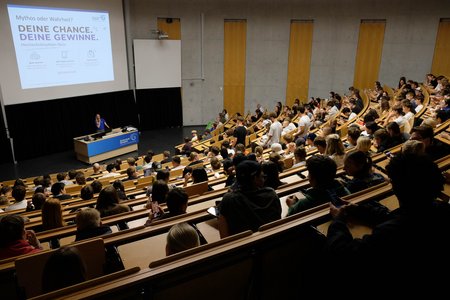 Der gefüllte Audimax Hörsaal der Hochschule Kempten