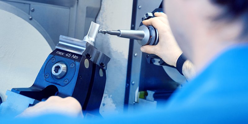 Nahaufnahme eines technischen Geräts mit Bohrkopf bei einer Präzisionsbearbeitung