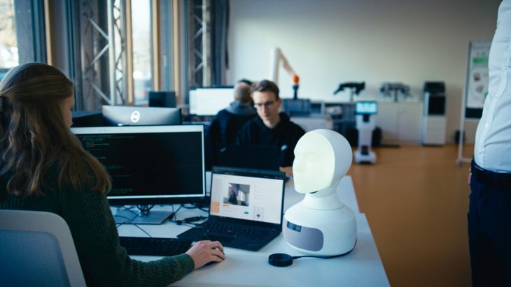 Laborraum mit Bildschirmen und Robotern