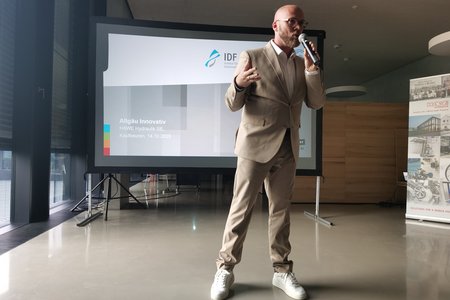 Zu sehen ist Digitalminister Dr. Fabian Mehring während eines Vortrages vor Publikum 