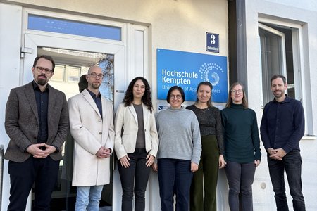 Das Projektteam, bestehend aus sieben Personen, steht vor einem Institutsgebäude der Hochschule.